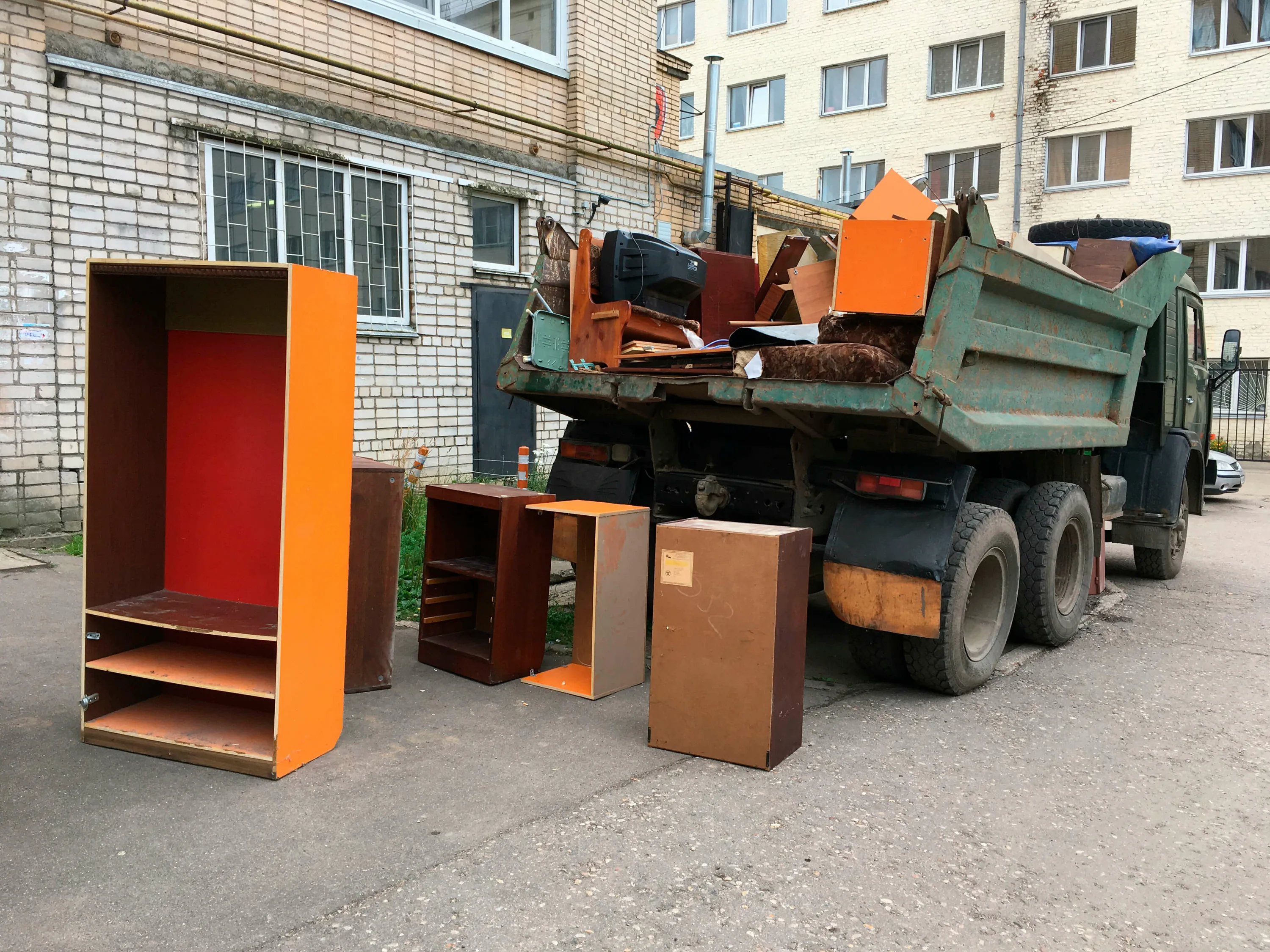 Утилизация старой мебели с вывозом и разбором в Тюмени в октябре