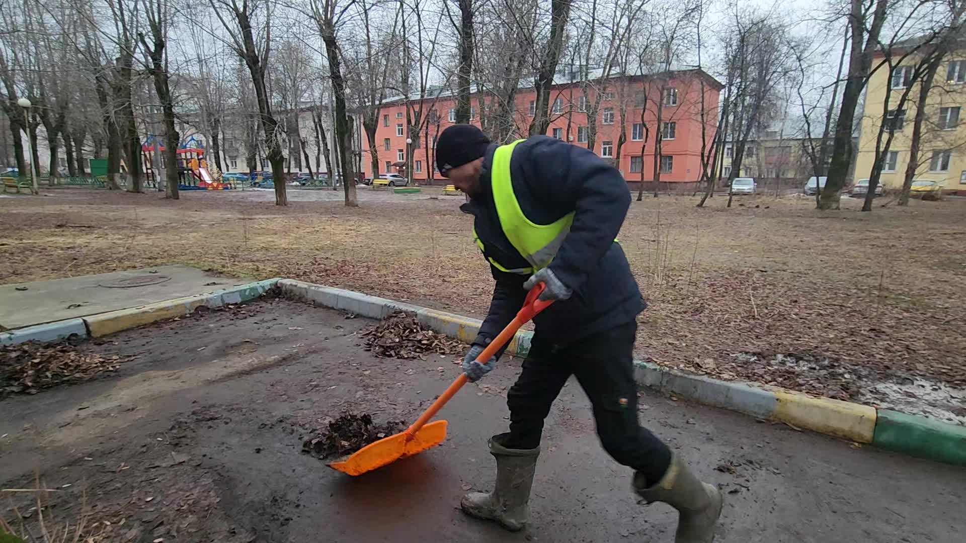 Уборка территорий в Тюмени в октябре