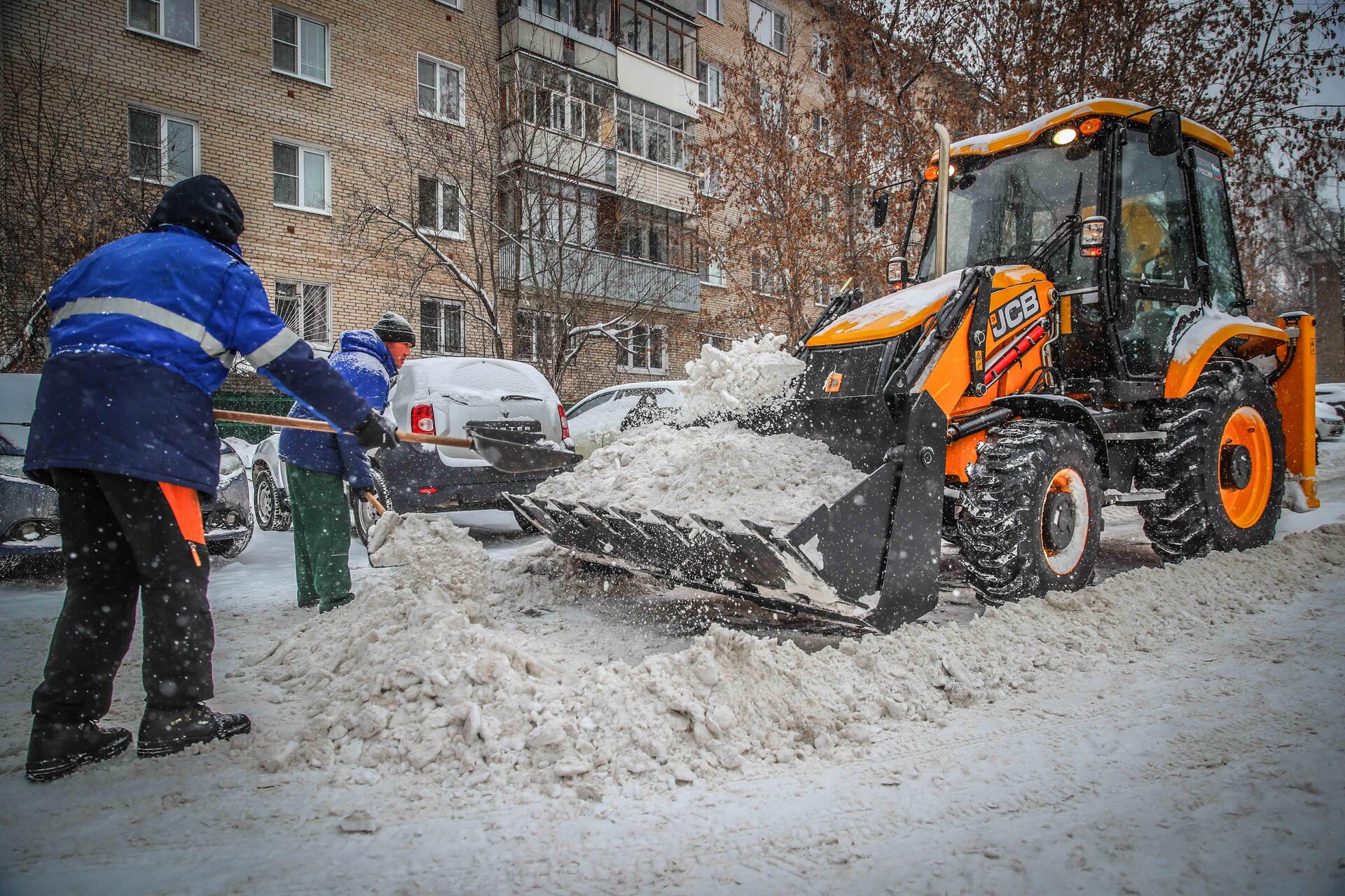 Очистка дворов от снега и наледи в Тюмени — уборка снега, трактор и ручная, цены от 510 руб. | ПроМусор