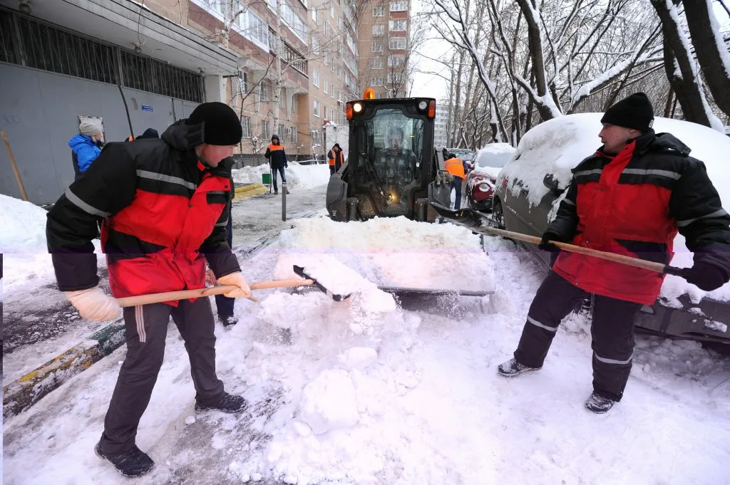 Очистка дворов от снега с гарантией результата в Тюмени в октябре