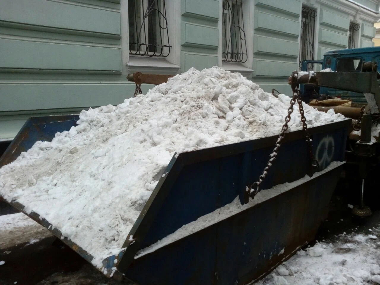Вывоз снега контейнерами в Тюмени в октябре